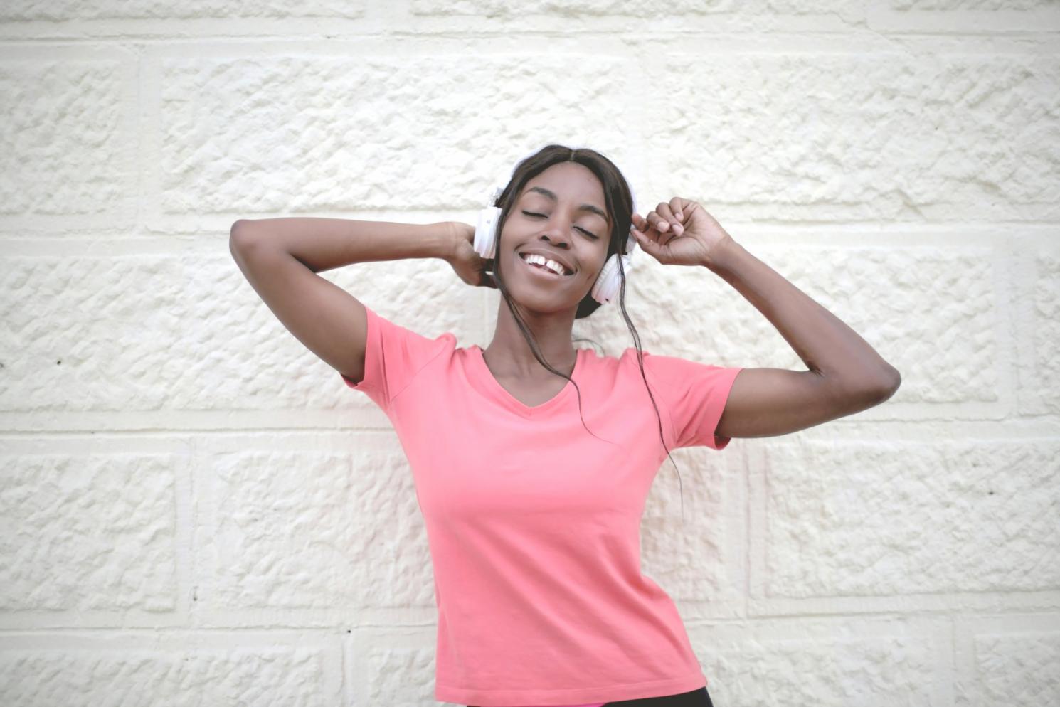 Salle de formation moderne avec étudiants pratiquant les techniques esthétiques