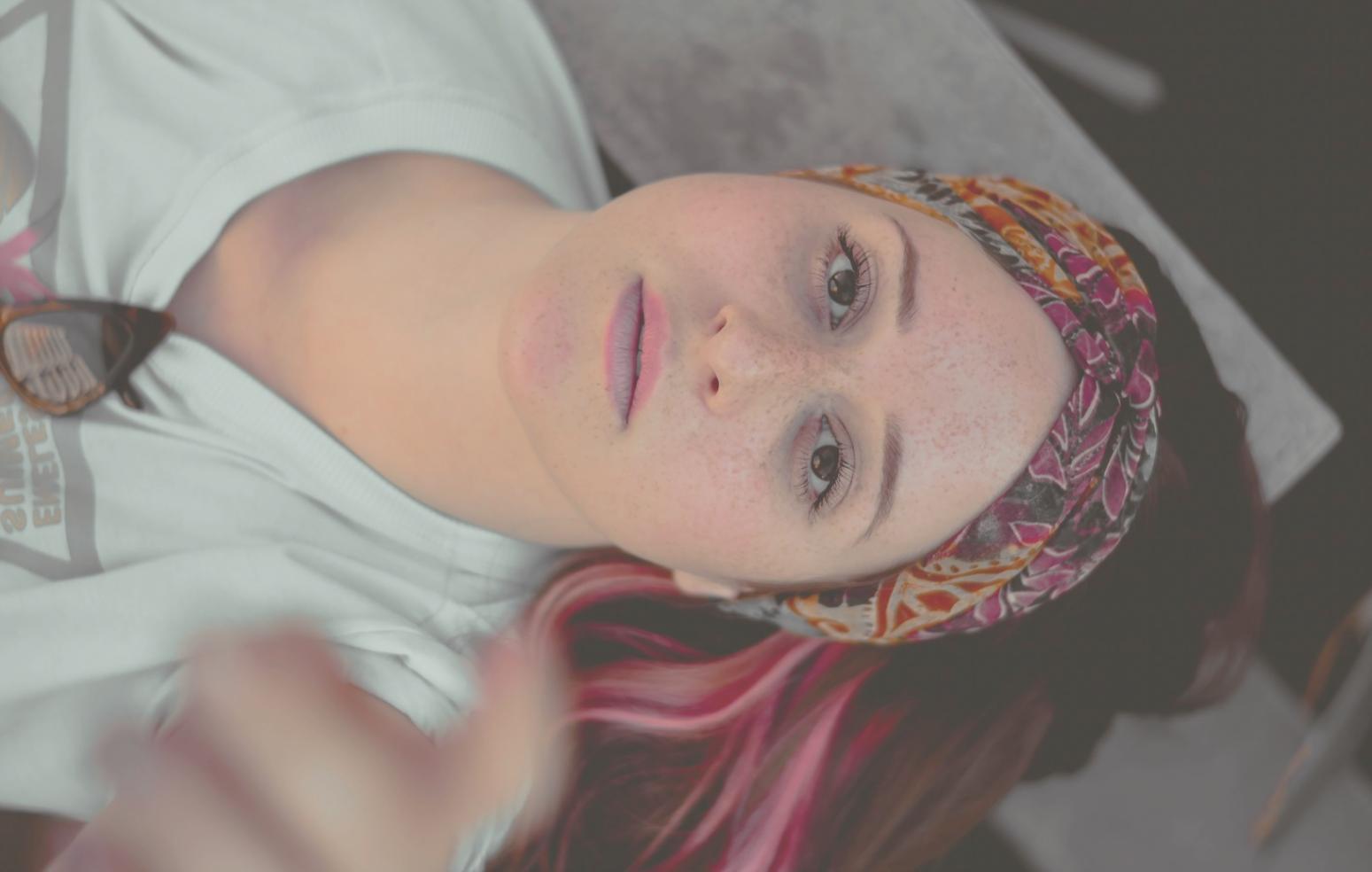 Atelier de formation pratique avec étudiants apprenant les techniques de coiffure