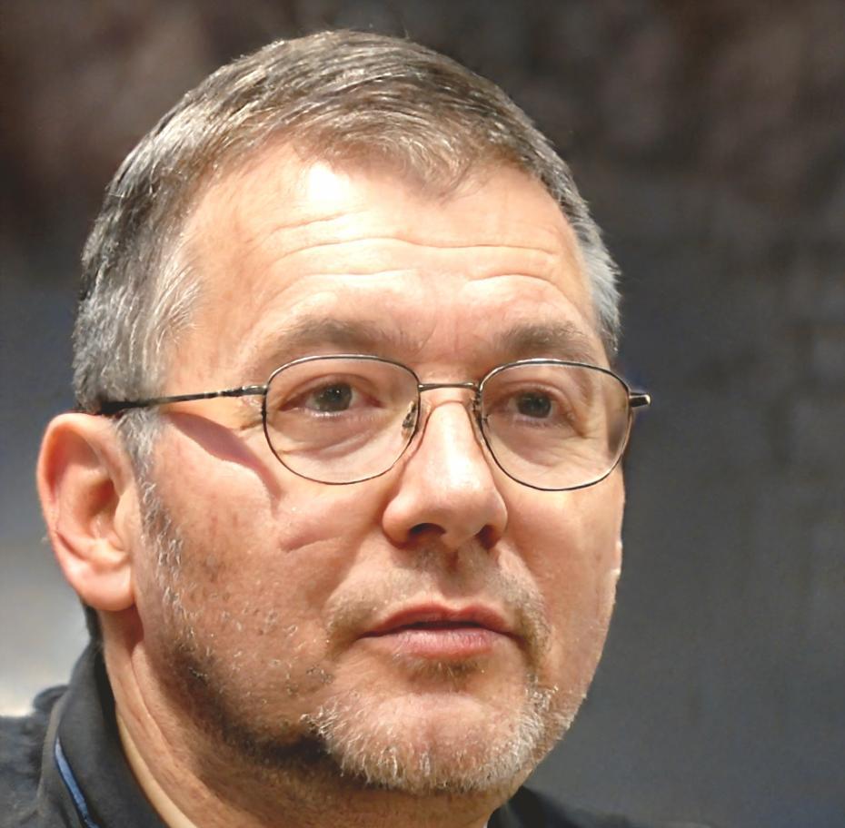 Formateur expérimenté en stylisme guidant les apprenants