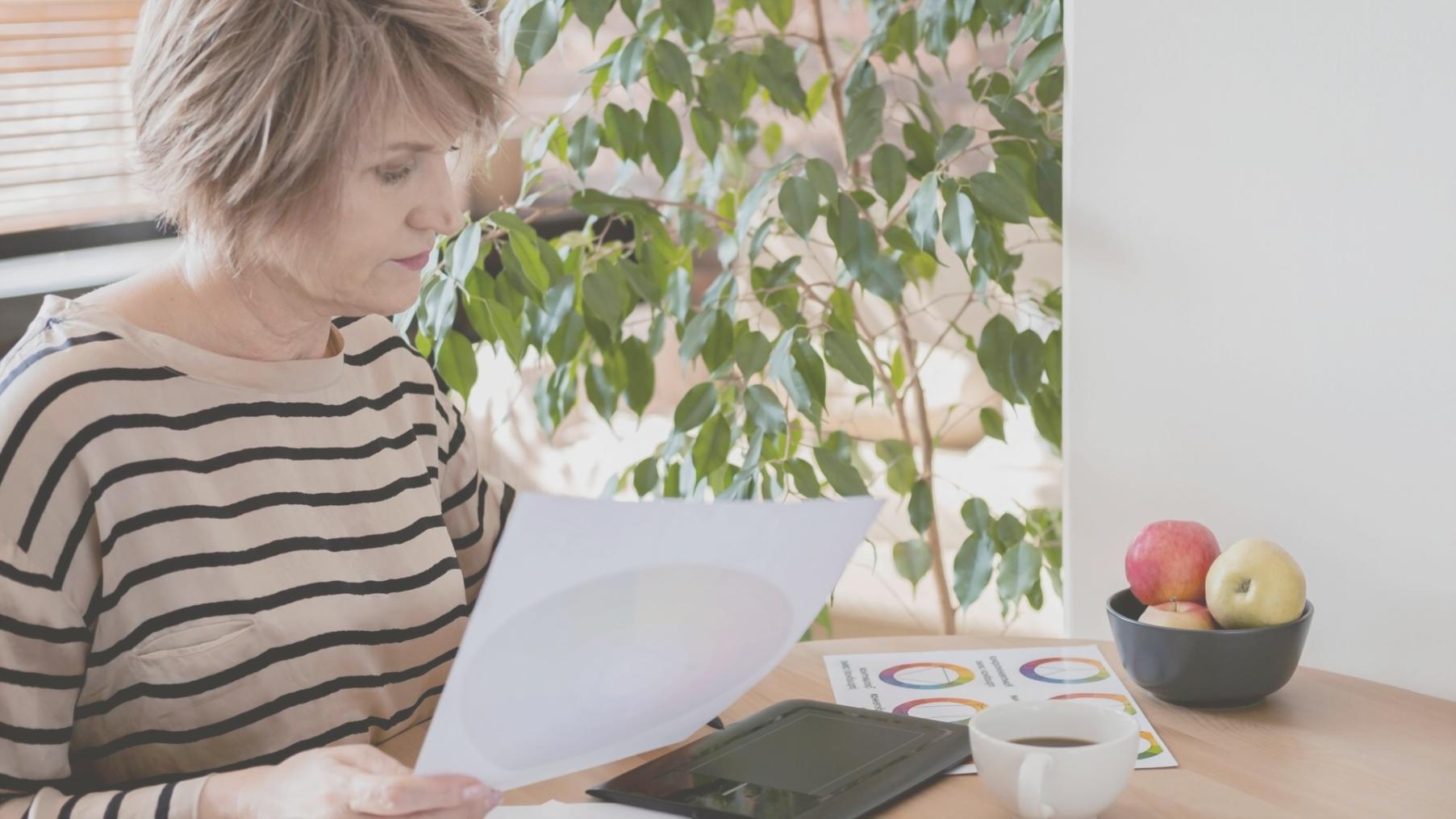 Atelier principal avec postes de coiffure professionnels